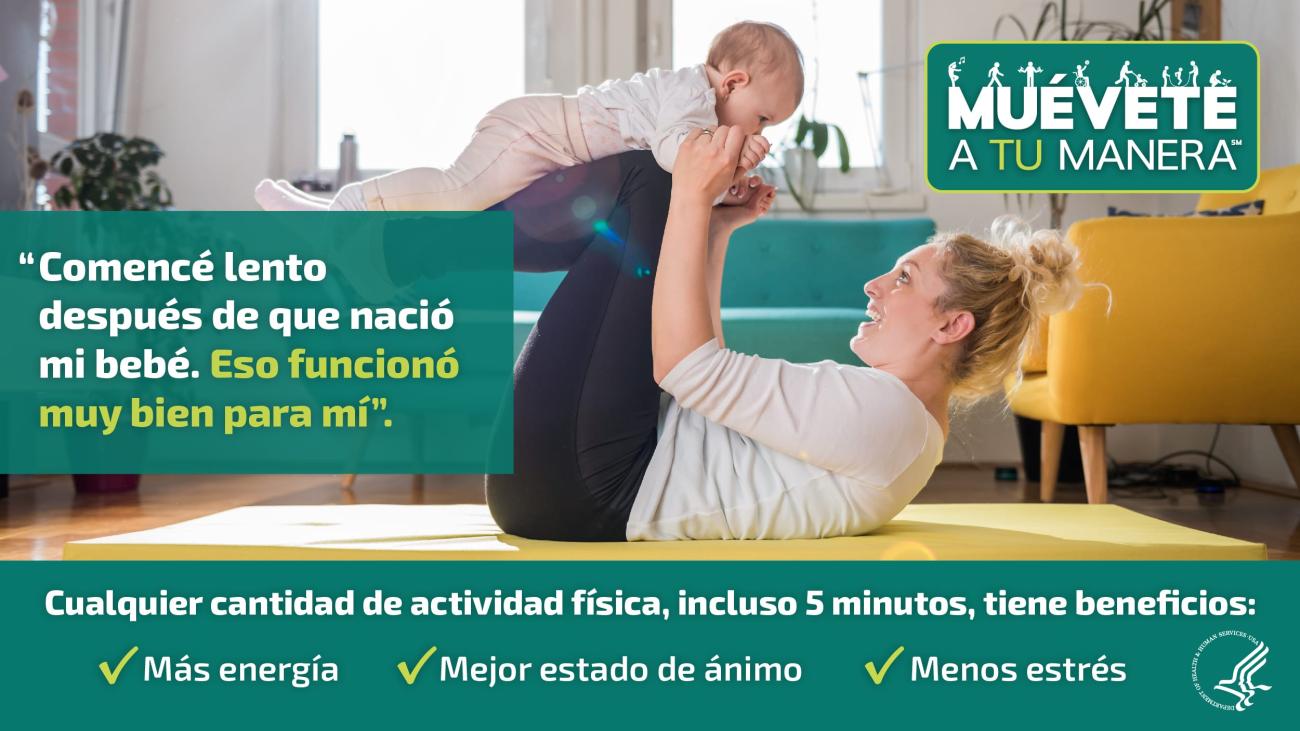Una mujer juega con su bebé. Cualquier cantidad de actividad física, incluso 5 minutos, tiene beneficios, como más energía, mejor estado de ánimo, menos estrés.
